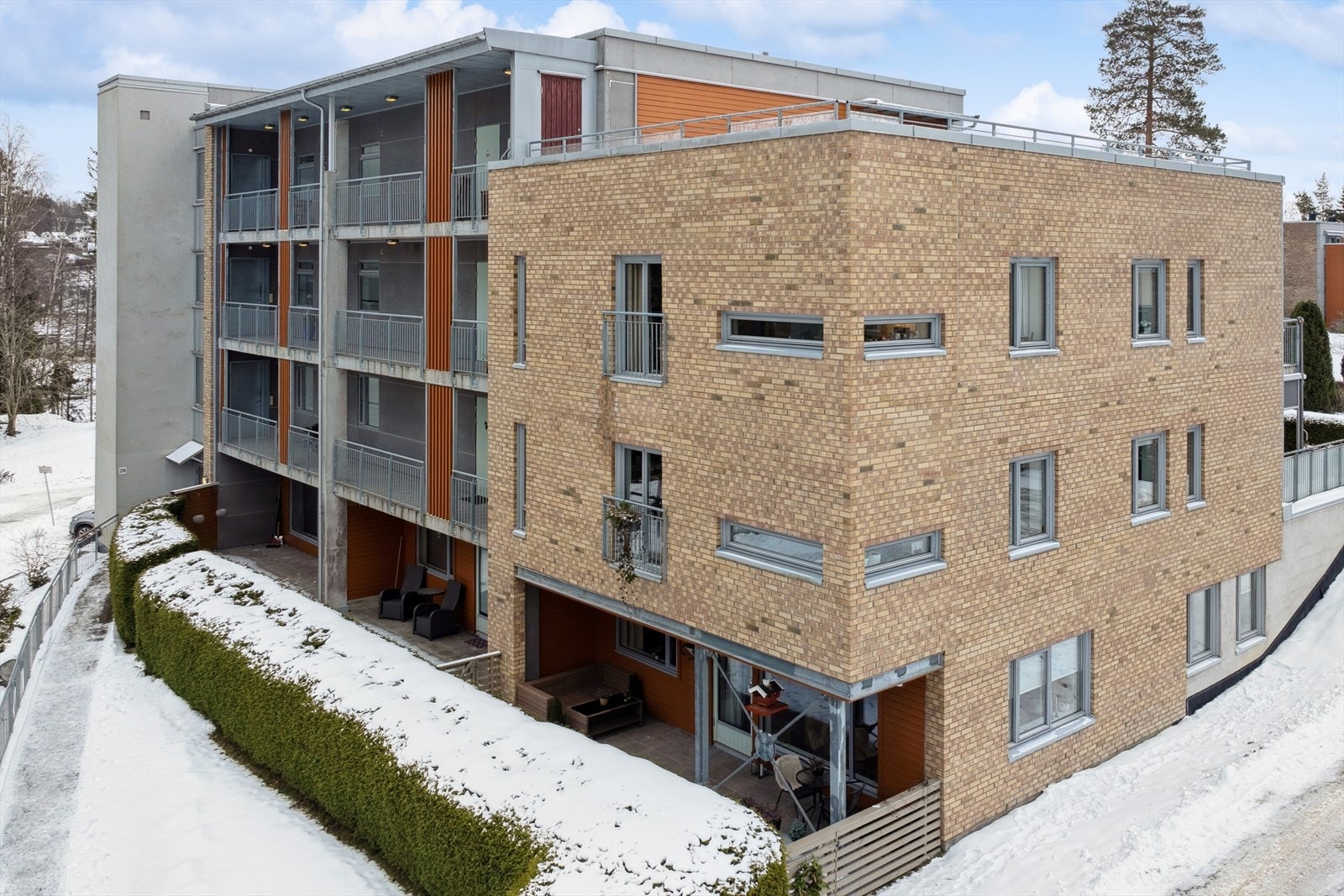 Leiligheten ligger i et rolig og etablert sameie - med kort vei til Kolbotn sentrum og nydelige naturområder Galleribilde