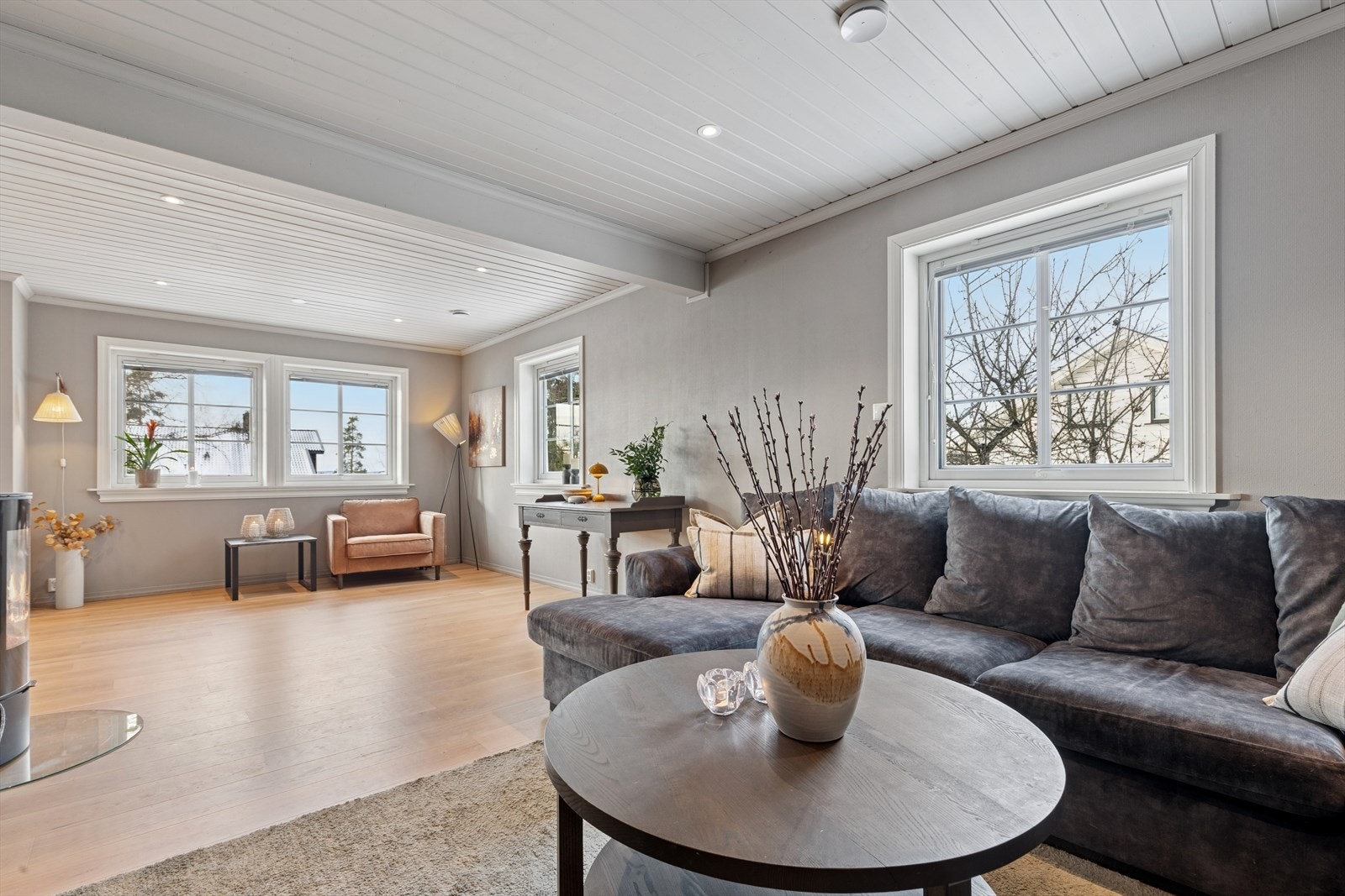 Store vindusflater med 2-lags glass gir rikelig med naturlig lys inn i stuen. Galleribilde