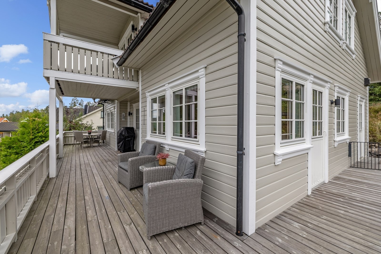 Denne solrike uteplassen kan nås både fra stuen, kjøkkenet og vaskerommet. Galleribilde