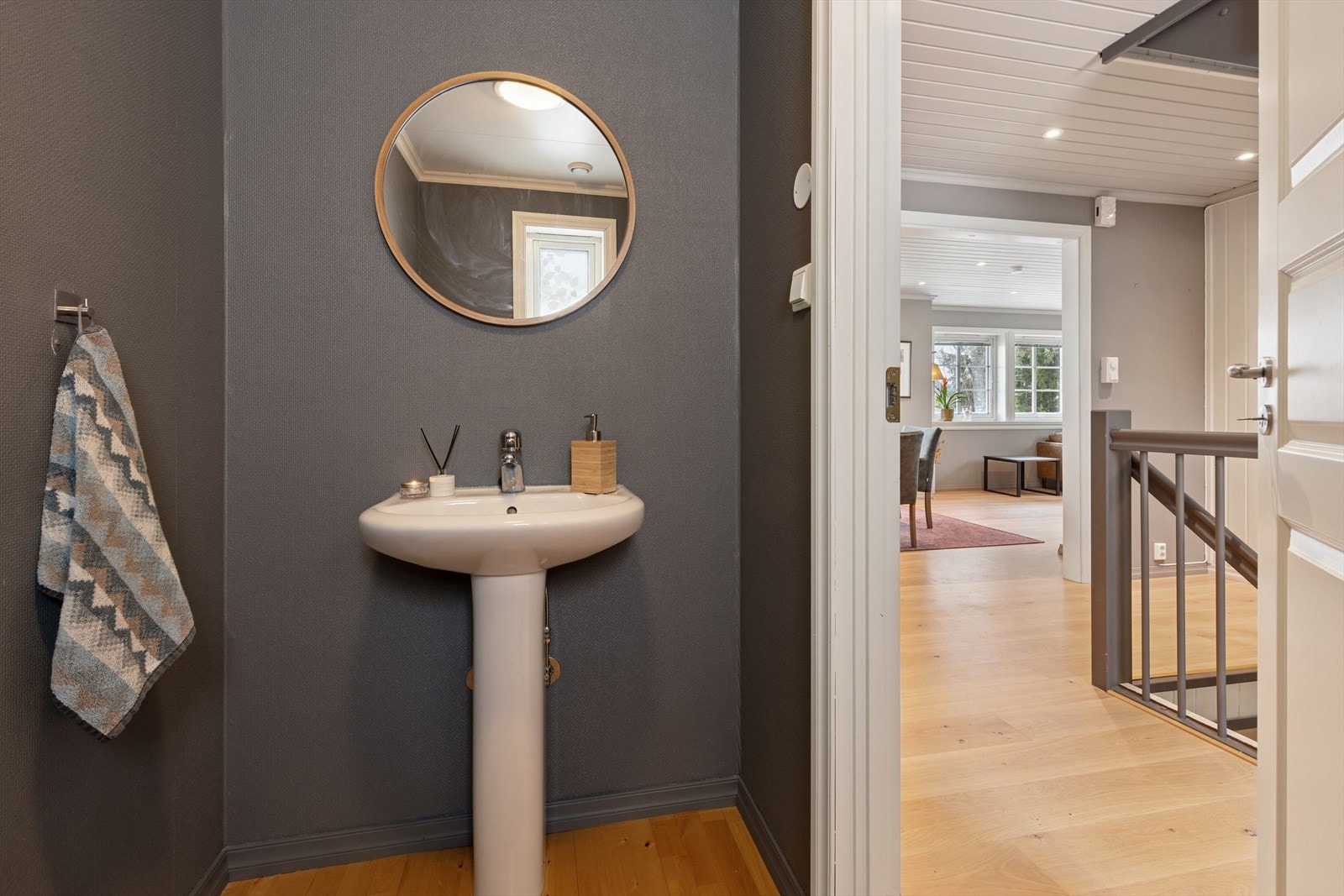 Praktisk toalettrom i første etasje, utstyrt med servant og toalett. Galleribilde