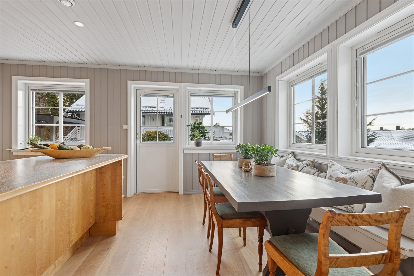 En hyggelig spisebenk ved vinduet gir en naturlig samlingsplass for måltider. Galleribilde