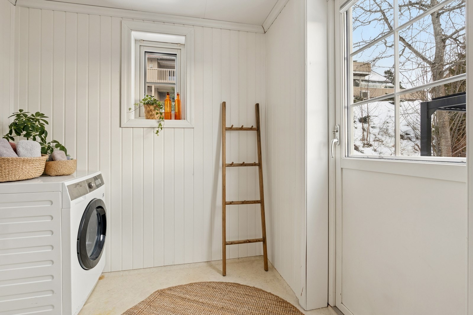 Praktisk vaskerom i første etasje med egen utgang, vinylbelegg og vannbåren gulvvarme. Galleribilde