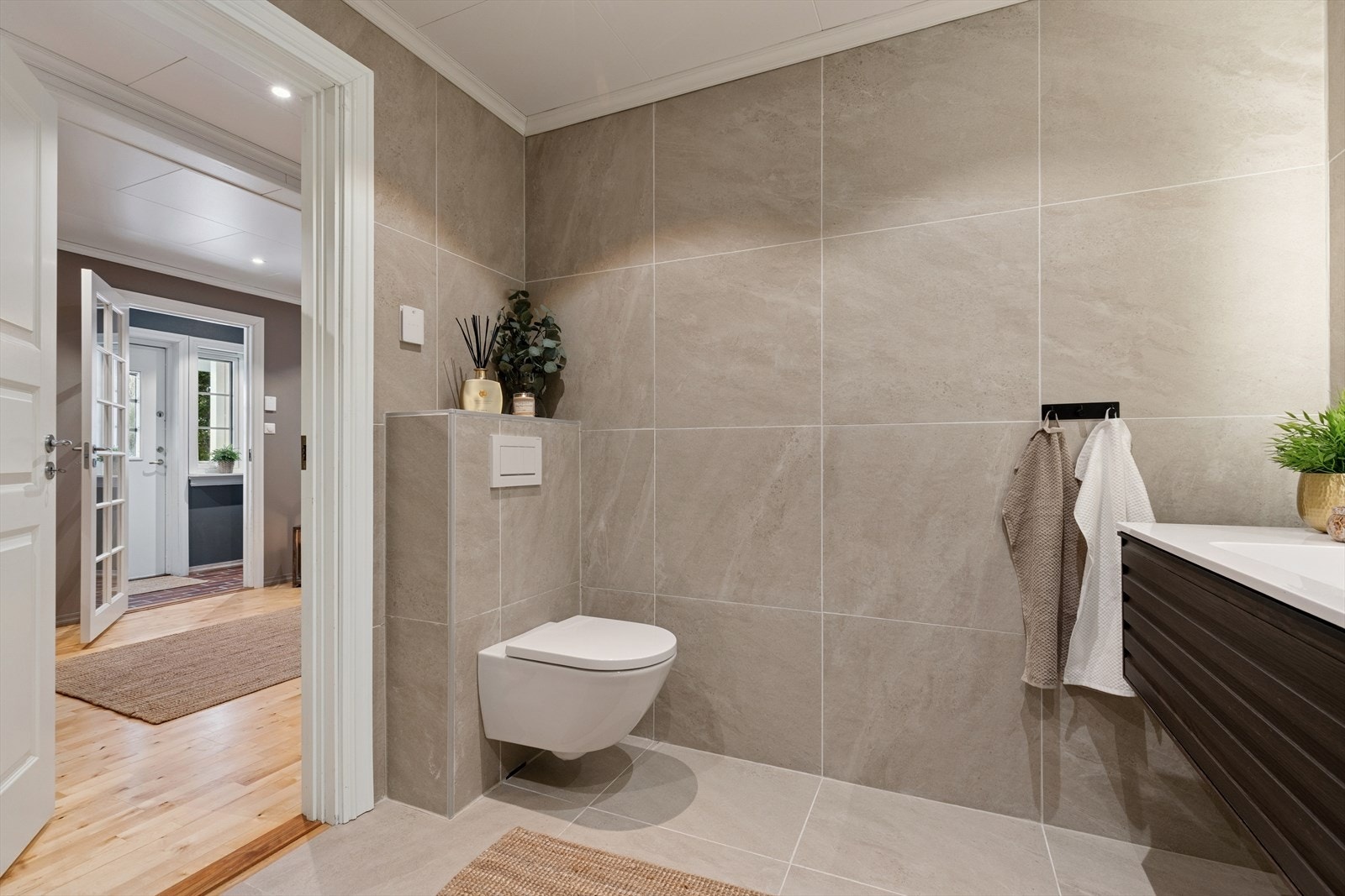 Det veggmonterte toalettet ble installert i 2023, samme år som gulvet ble oppgradert. Galleribilde