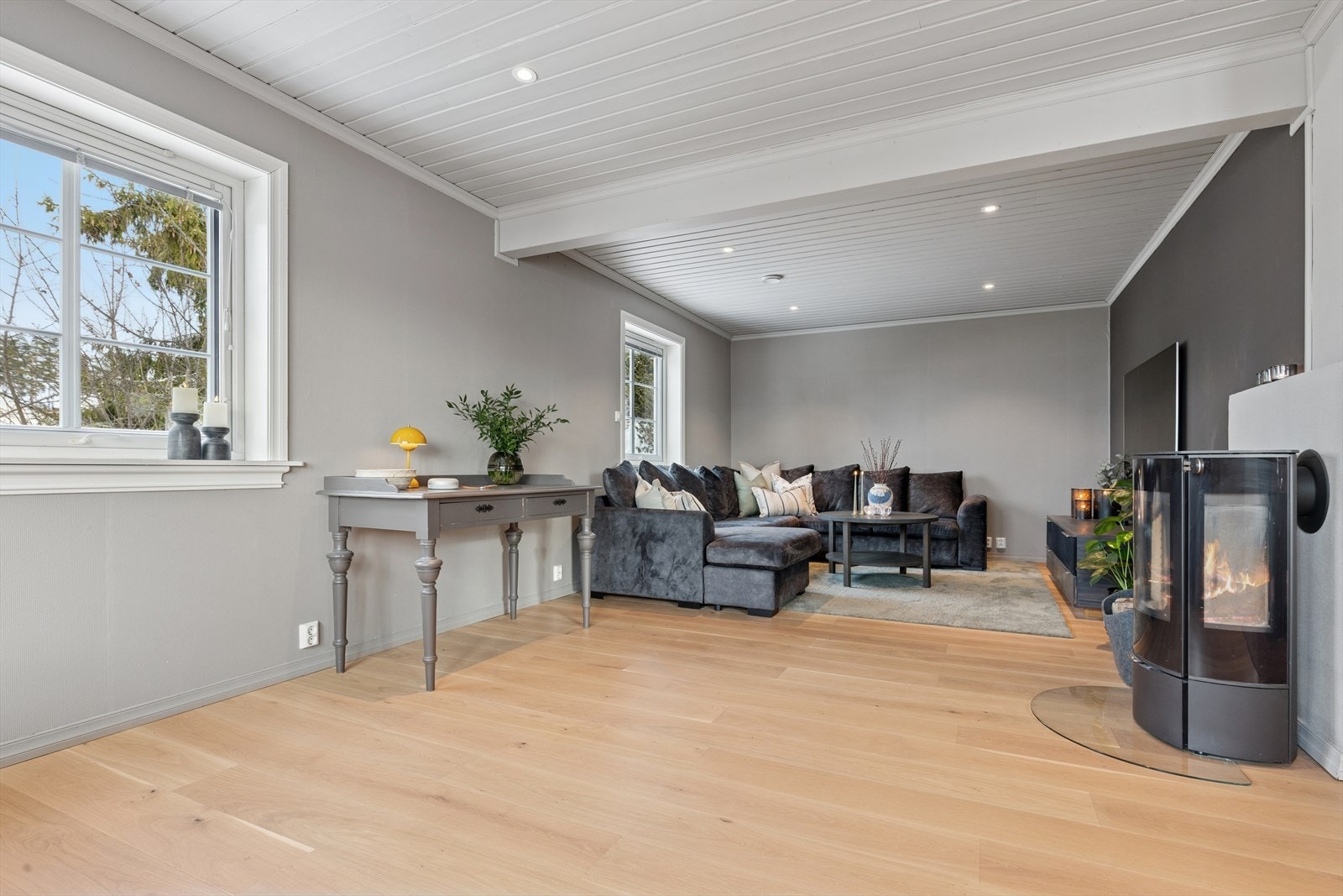 Boligen varmes opp vannbåren gulvvarme i hele huset, peisovnen bidrar til ekstra varme og hygge. Galleribilde