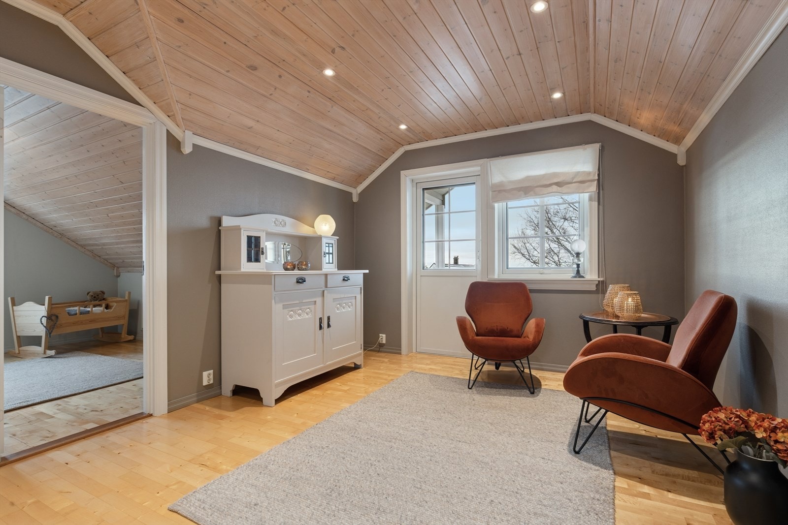 Loftstuen i andre etasje er et fleksibelt rom med utgang til en balkong på 6 m². Galleribilde