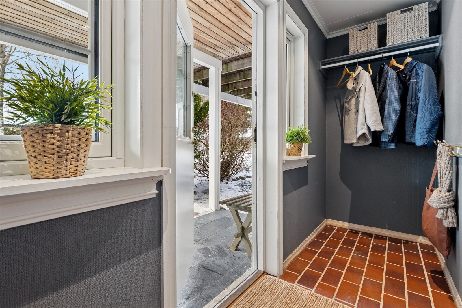 Entré i underetasjen med praktisk, åpen garderobeløsning. Galleribilde