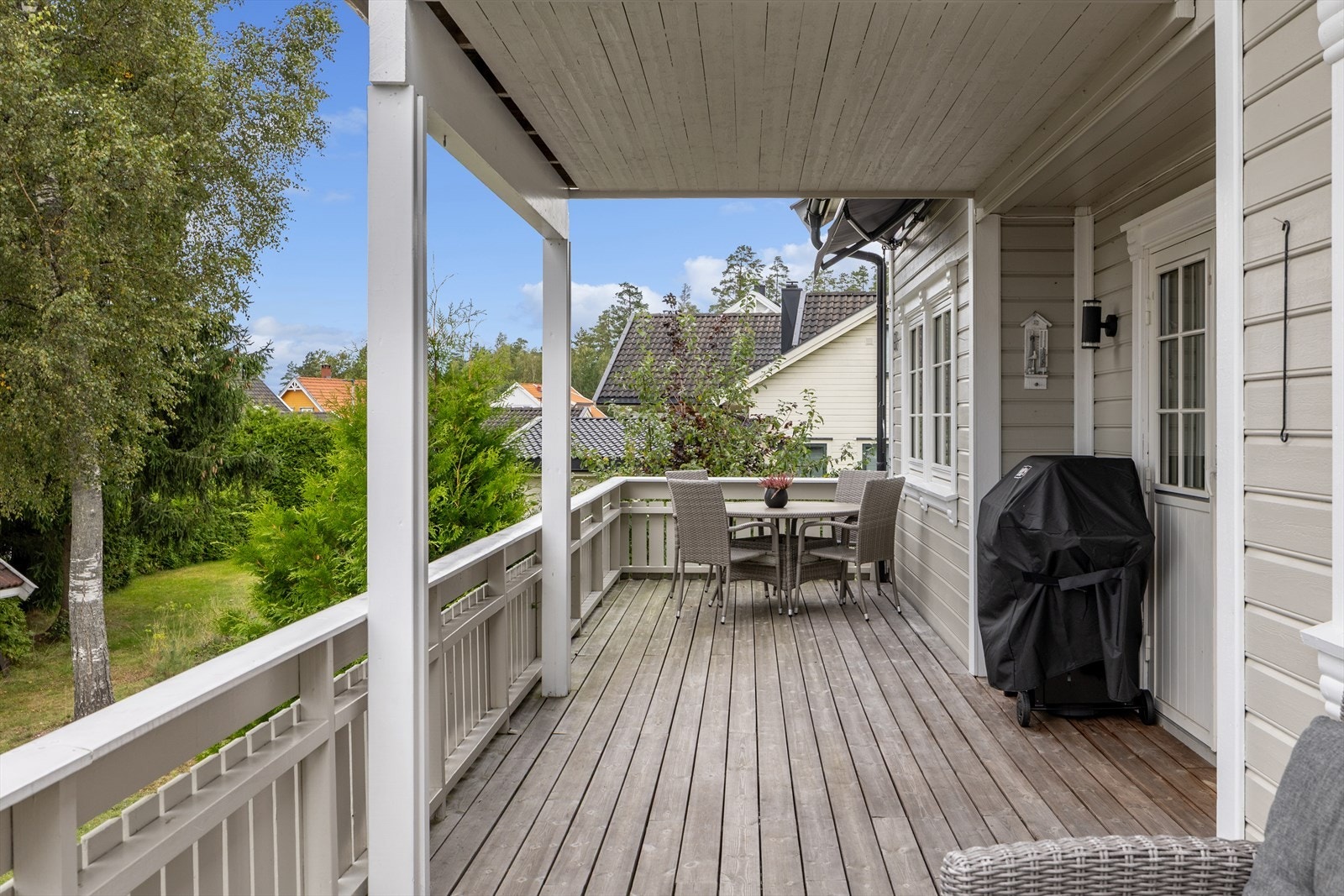 Den romslige og delvis overbygde balkongen har god plass til flere sittegrupper. Galleribilde