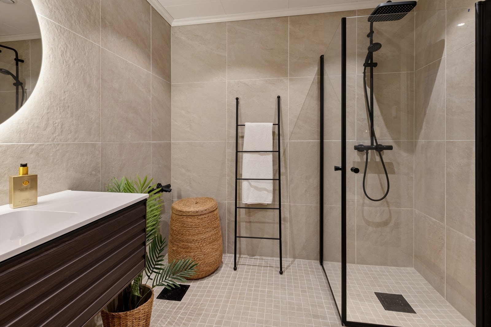 Badet har dusjhjørne med regnfallsdusj og vannbåren gulvvarme for ekstra komfort. Galleribilde