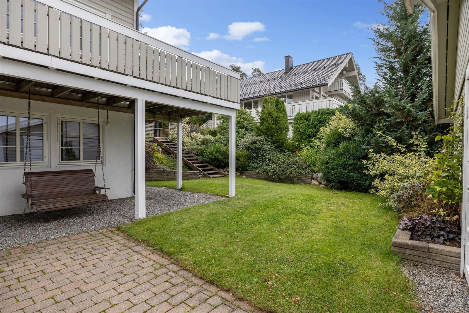 Svært pent opparbeidet tomt med hage og flere hyggelige uteplasser. Galleribilde