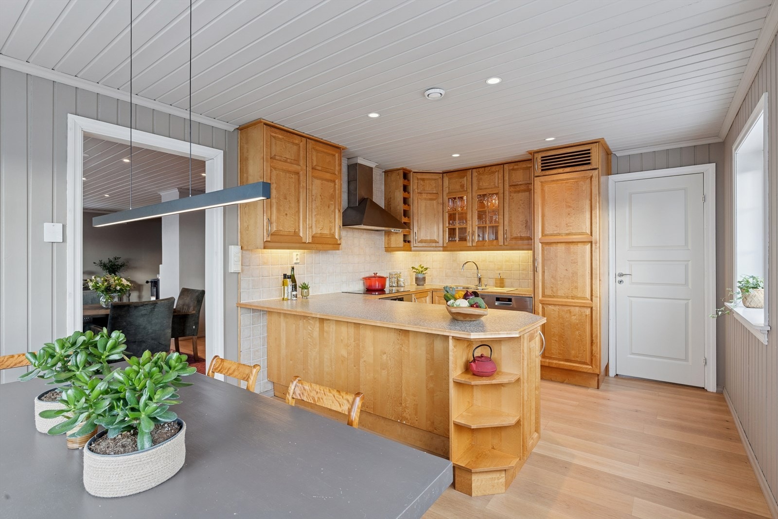 Kjøkkeninnredningen har profilerte fronter og laminat benkeplate. Galleribilde