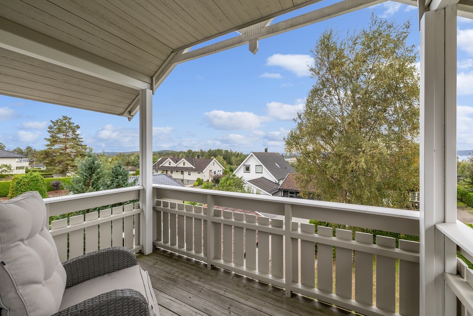 Fra balkongen i andre etasje har du utsikt over det veletablerte nabolaget. Galleribilde