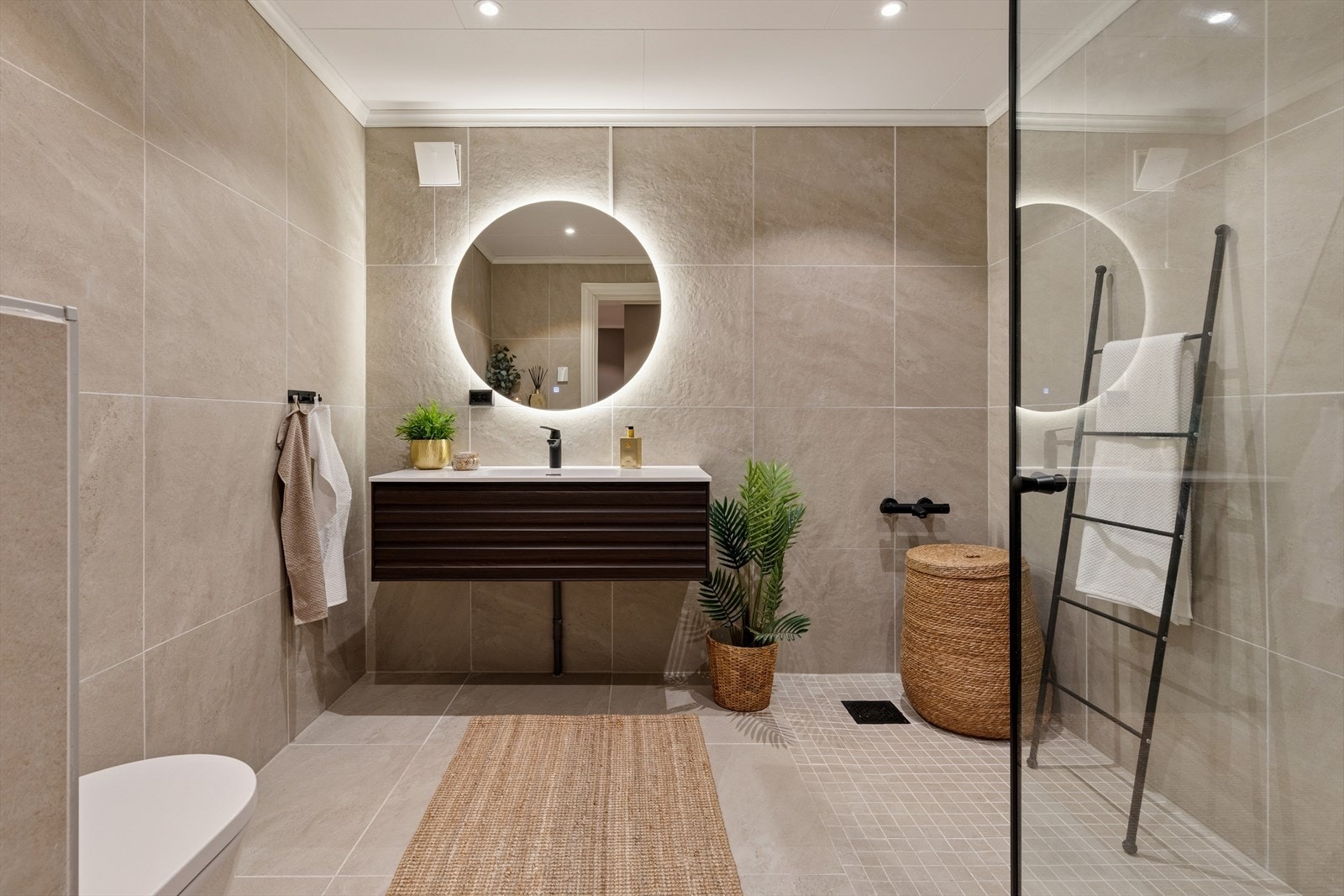 Innbydende bad i underetasjen som ble pusset opp i 2023, med store fliser og moderne innredning. Galleribilde