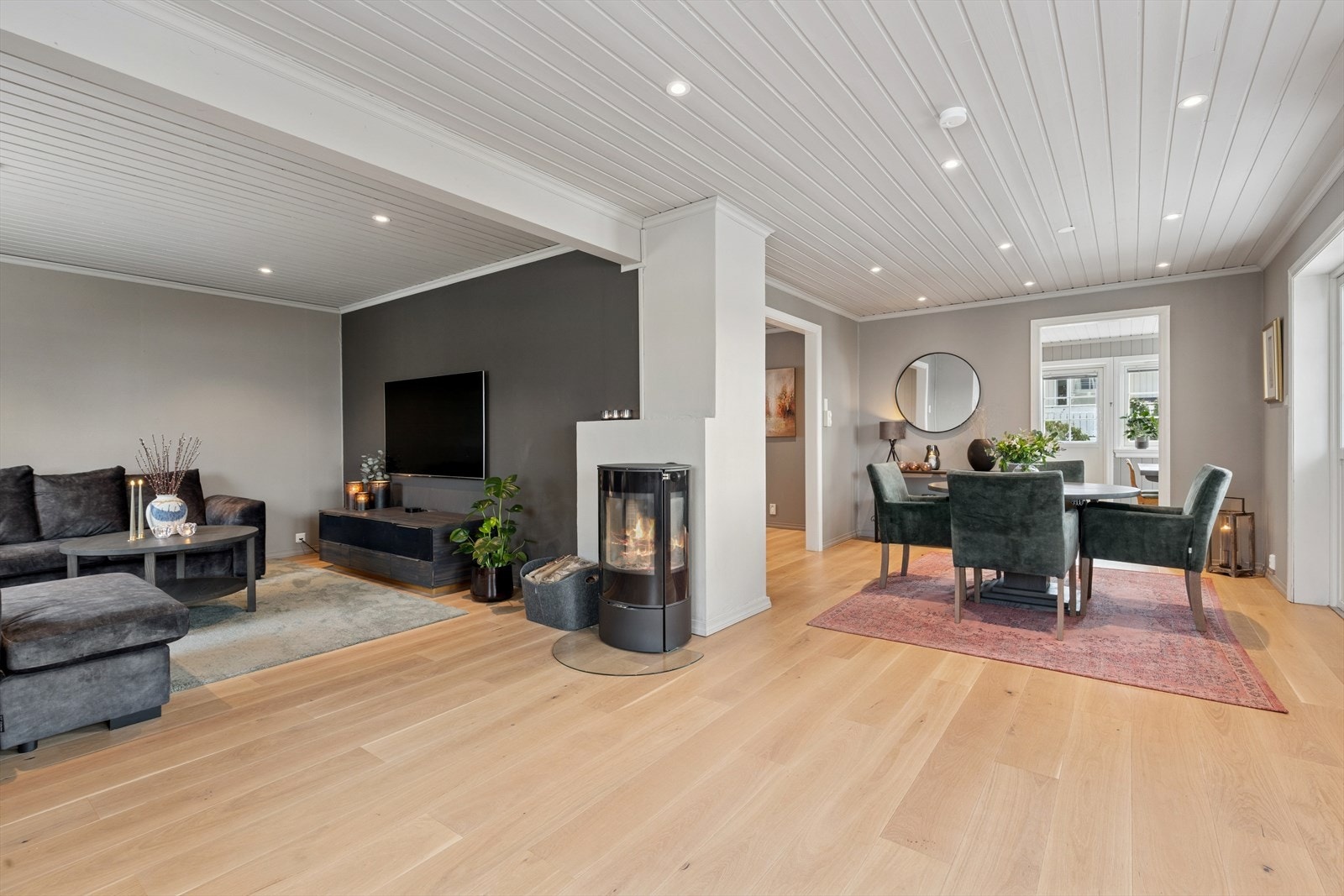 Stuen er et sosialt samlingspunkt med god plass til både sofagruppe og spisebord. Galleribilde