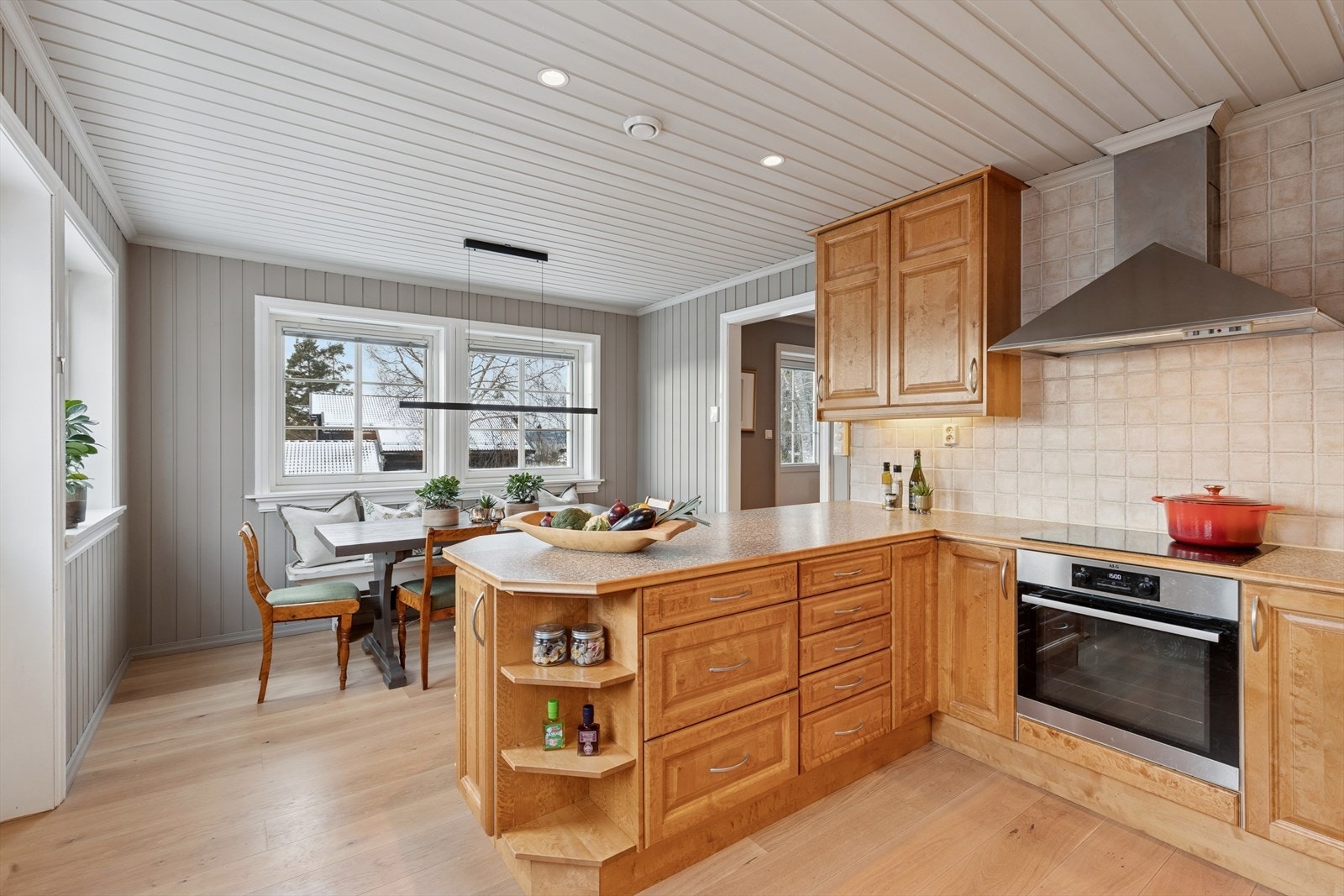 Godt med skap- og benkeplass gjør kjøkkenet både funksjonelt og arealeffektivt. Galleribilde