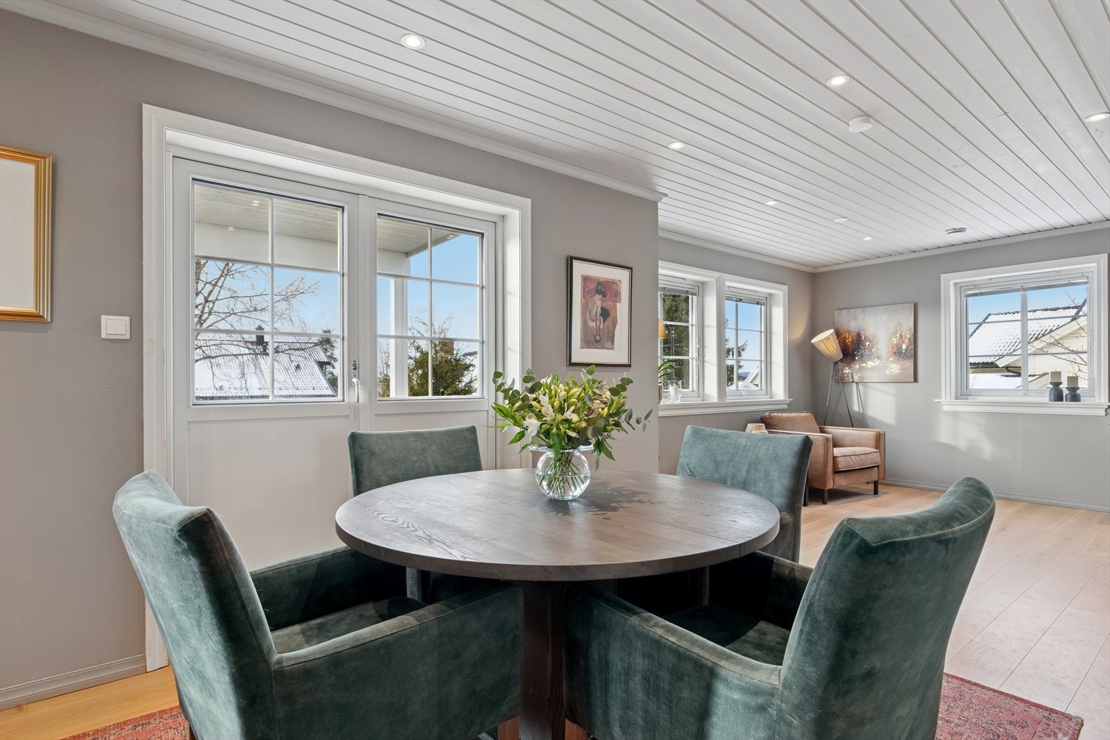 Spisestuen ligger i åpen forbindelse med stuen, og skaper en sosial og luftig atmosfære. Galleribilde