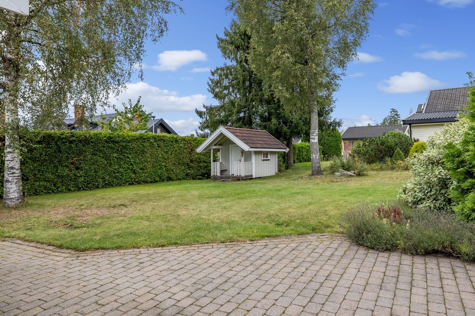 På tomten står en dukkestue på ca. 5 m², oppført i 2008. Galleribilde