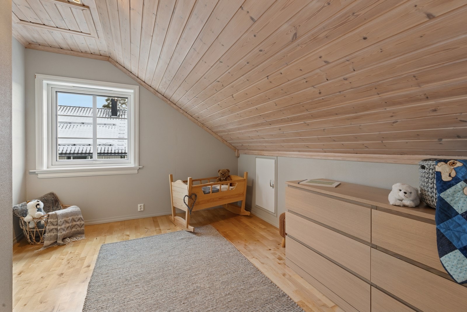 Boligens andre soverom i denne etasjen, ideelt som barnerom eller kontor. Galleribilde