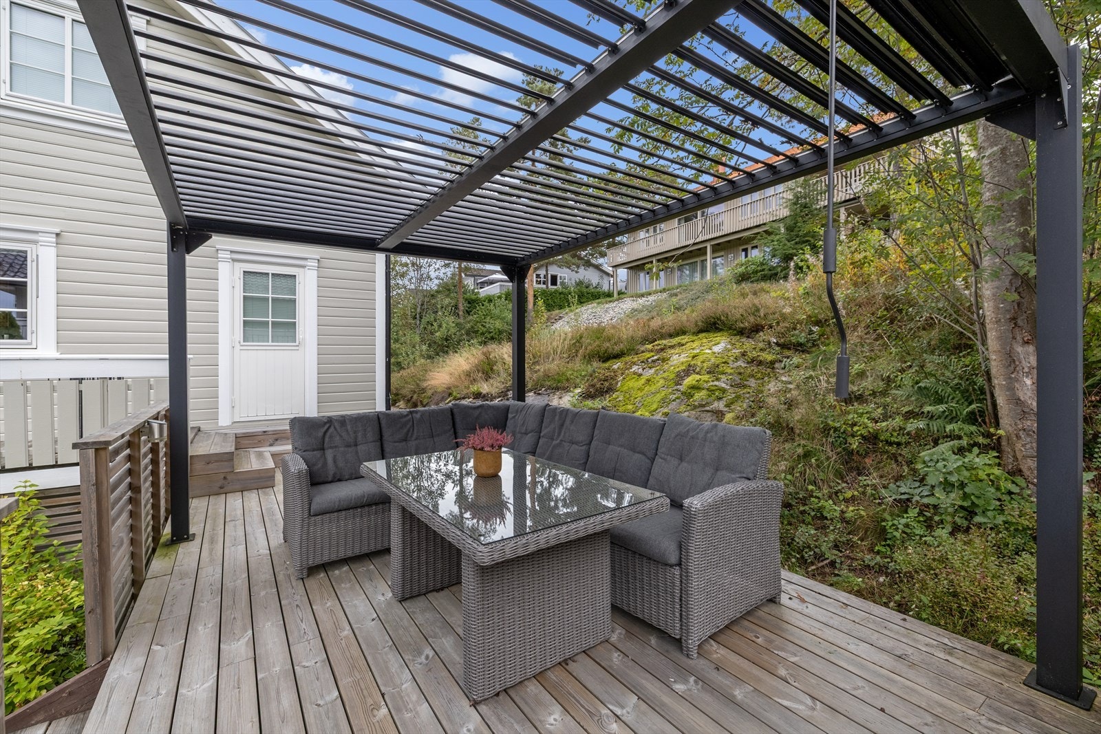 I tilknytning til uteområdet er det en terrasse med pergola på 21 m² som utvider den sosiale sonen utendørs. Galleribilde
