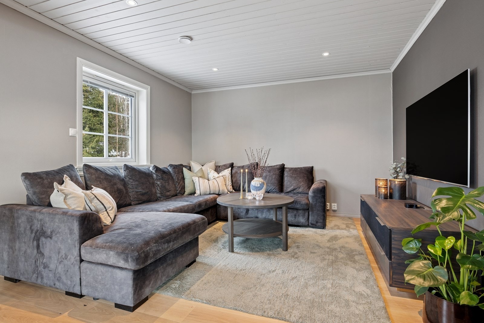 Veggene i hovedetasjen ble malt i 2020, og gulvet ble byttet samme år. Galleribilde