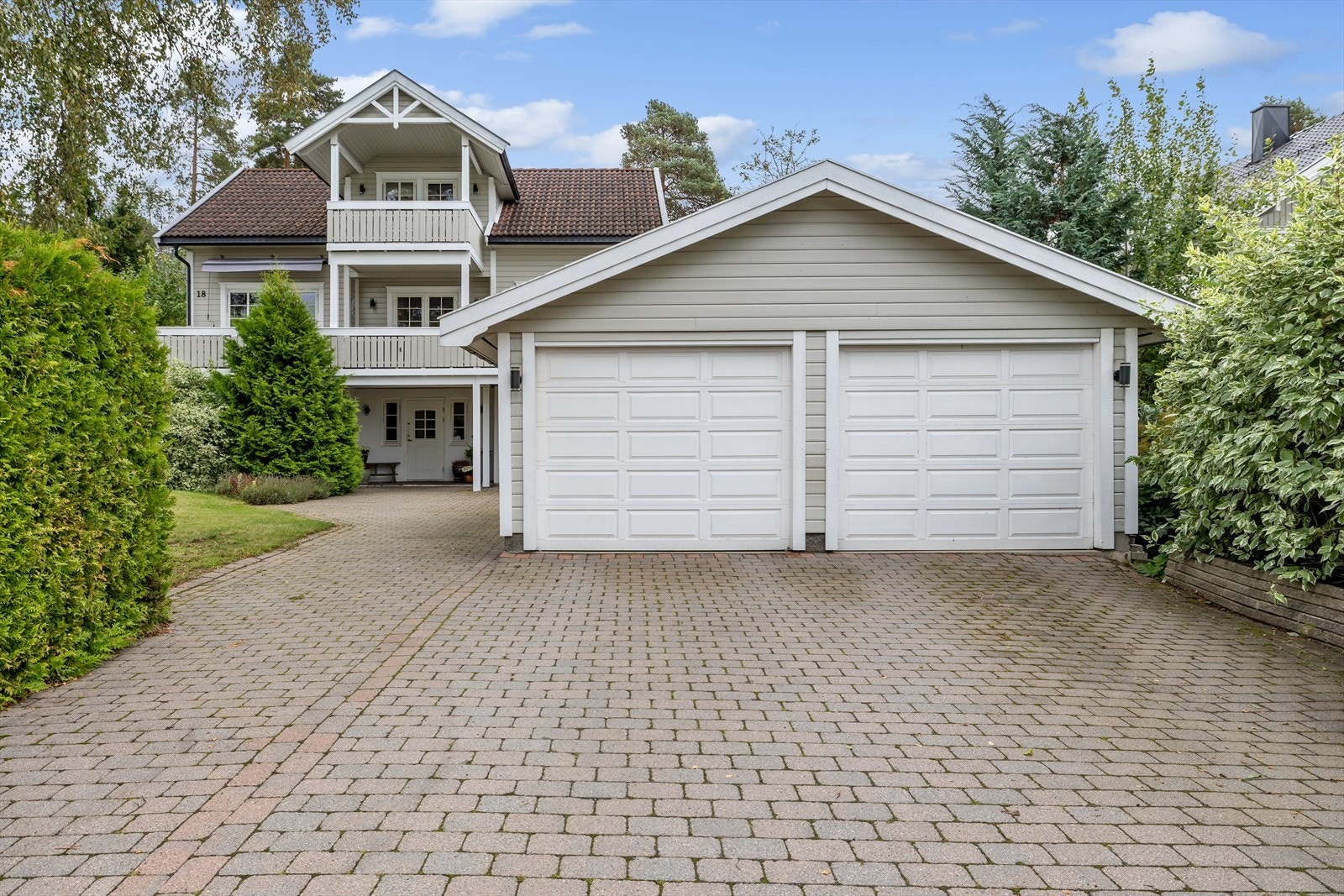 Dobbelgarasje på 33 m² med to elektriske leddporter. Galleribilde