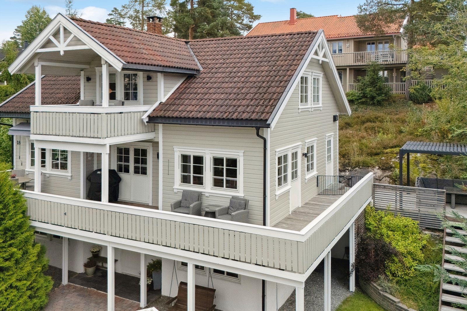 Blåveislia 18 presenteres av DNB Eiendom ved Patrick Alexander Pinto. Galleribilde