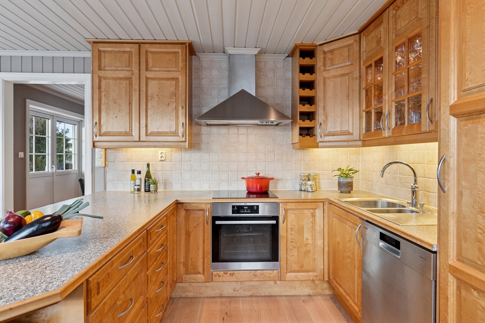 Kjøkkenet er utstyrt med integrert platetopp, stekeovn og oppvaskmaskin. Galleribilde