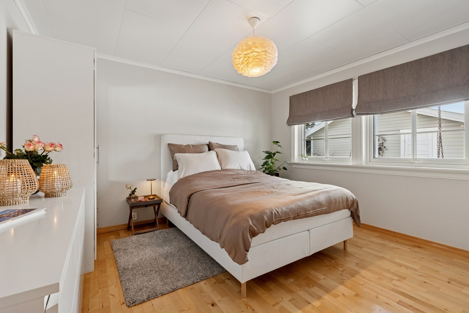 Soverom i underetasjen med parkettgulv og god plass til dobbeltseng Galleribilde