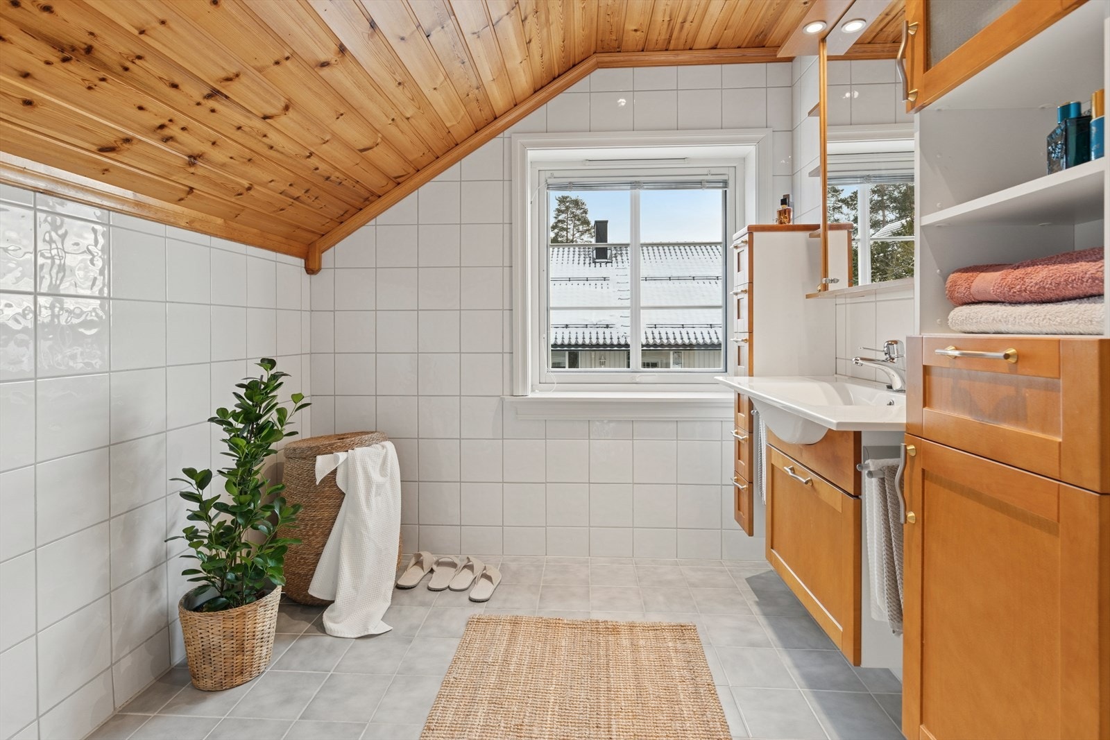 Badet er utstyrt med toalett, dusjhjørne og baderomsinnredning. Galleribilde