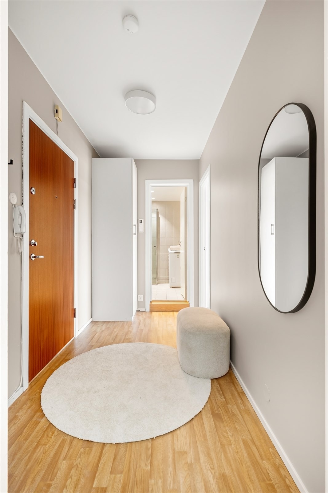 - Velkommen inn i en lys og innbydende gang - Galleribilde