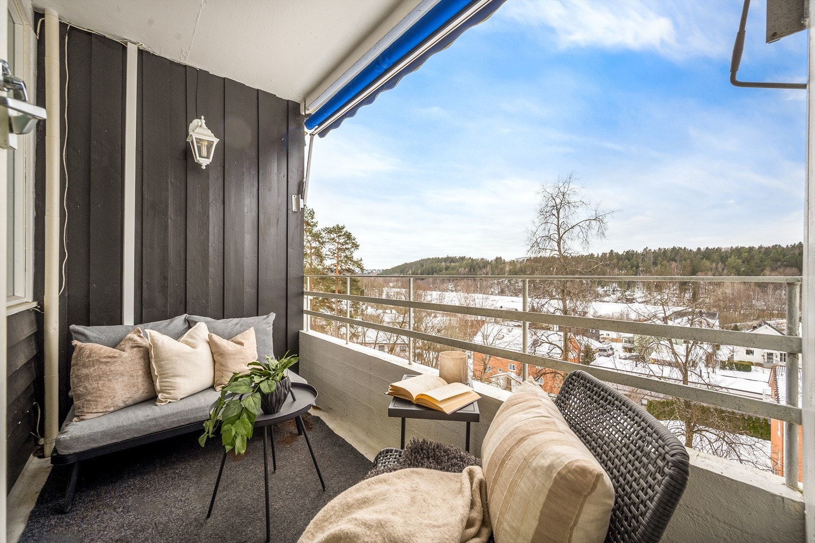 - Vestvendt balkong med ettermiddagssol - Galleribilde