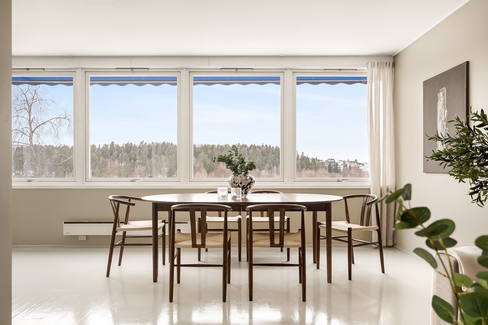- Nyt nydelig utsikt rundt spisebordet - Galleribilde