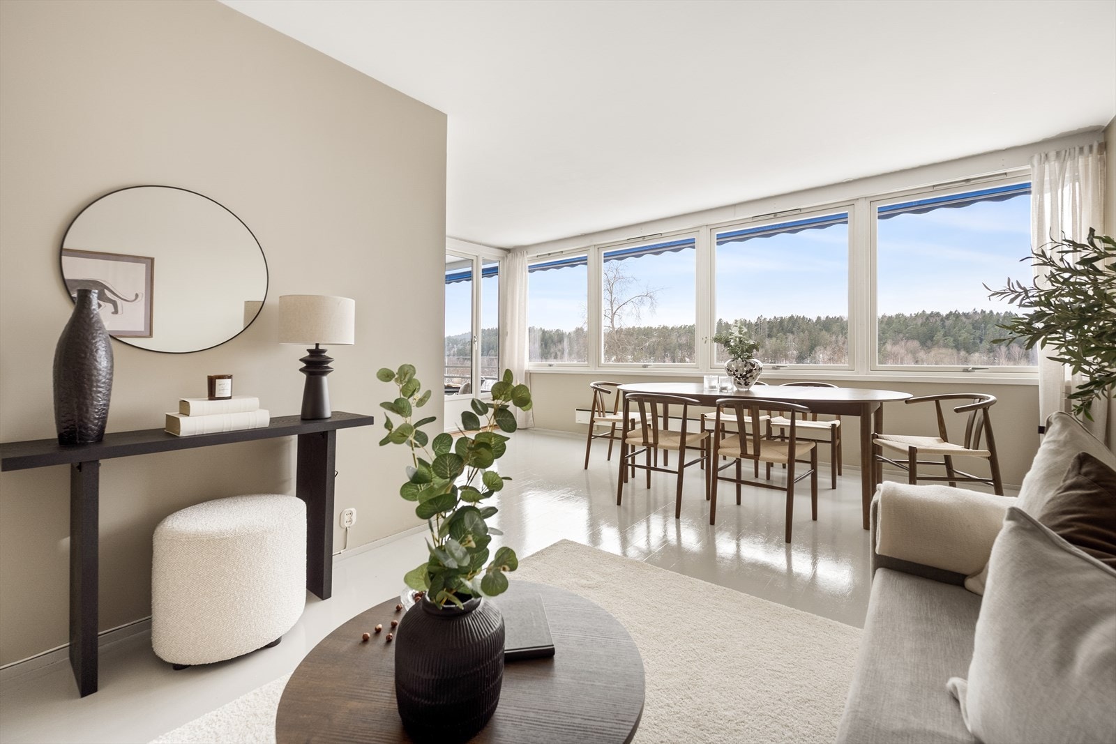 - I 2022 ble alle vegger og tak helsparklet og malt - Galleribilde