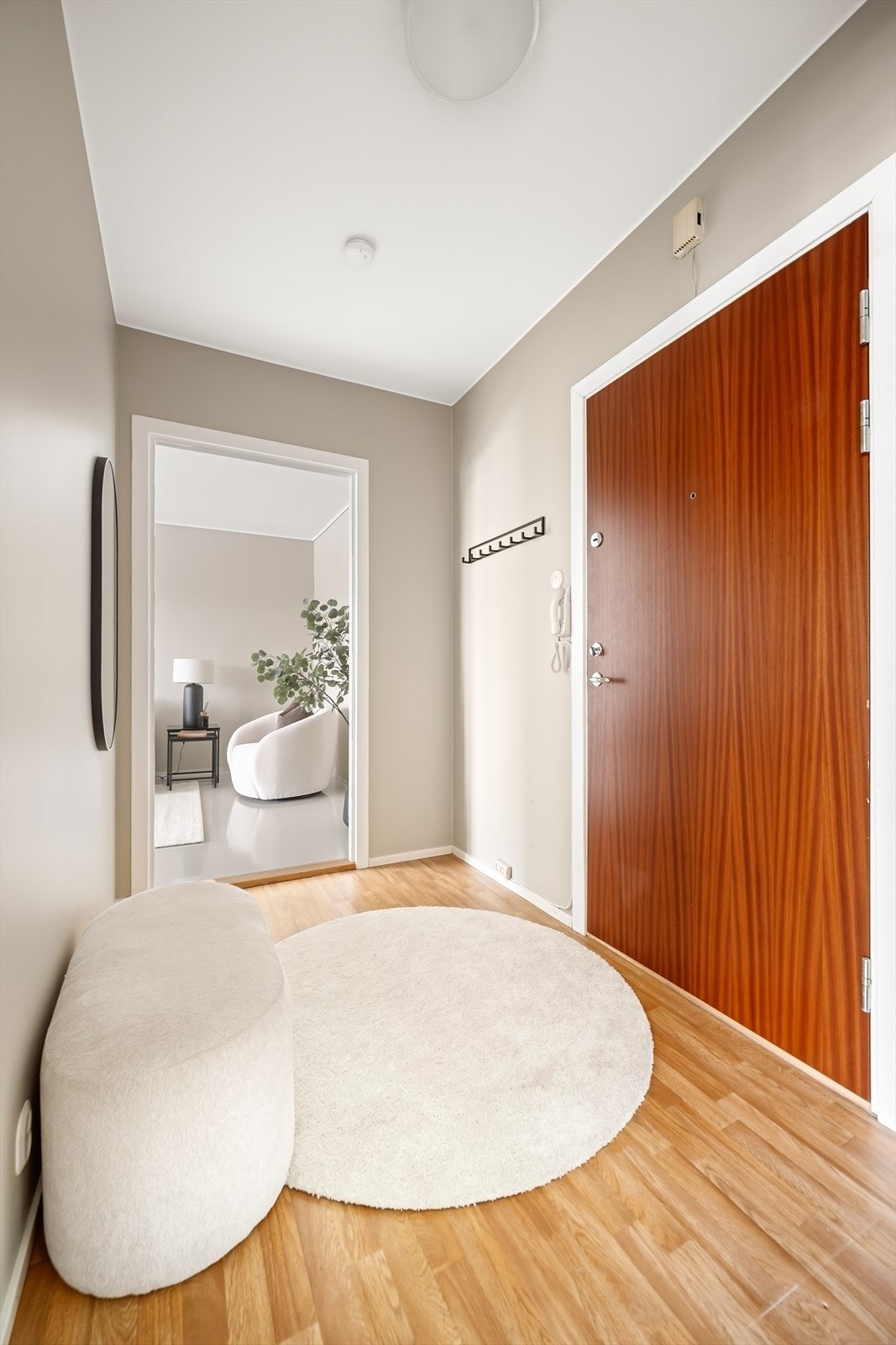 - Her har du rikelig med plass til å henge fra deg yttertøy - Galleribilde