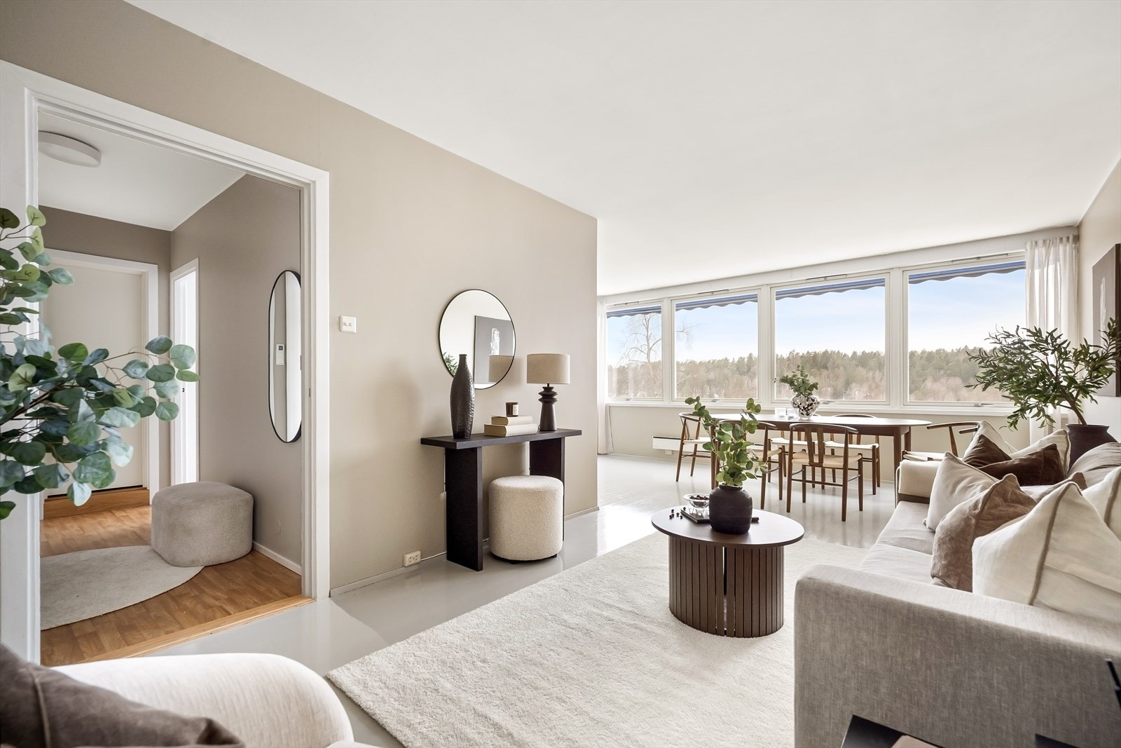 - Her har du rikelig med plass til sofa og spisebord - Galleribilde