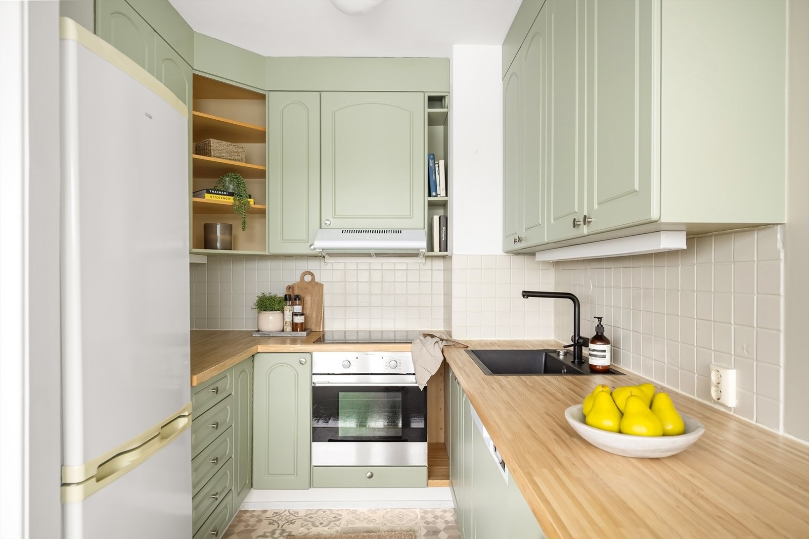 - Her har du god skap- og benkeplass som gjør matlagingen til en drøm - Galleribilde