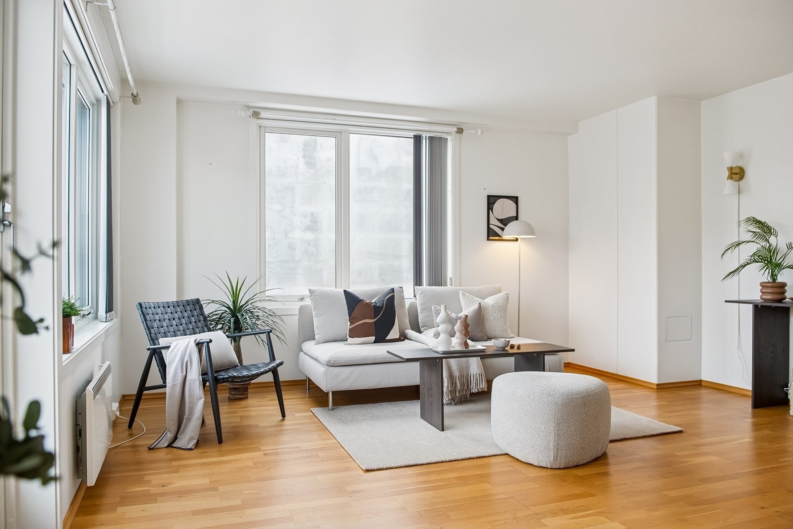 Vinduer med 2-lags isolerglass sørger for godt med naturlig lys inn i stuen. Galleribilde