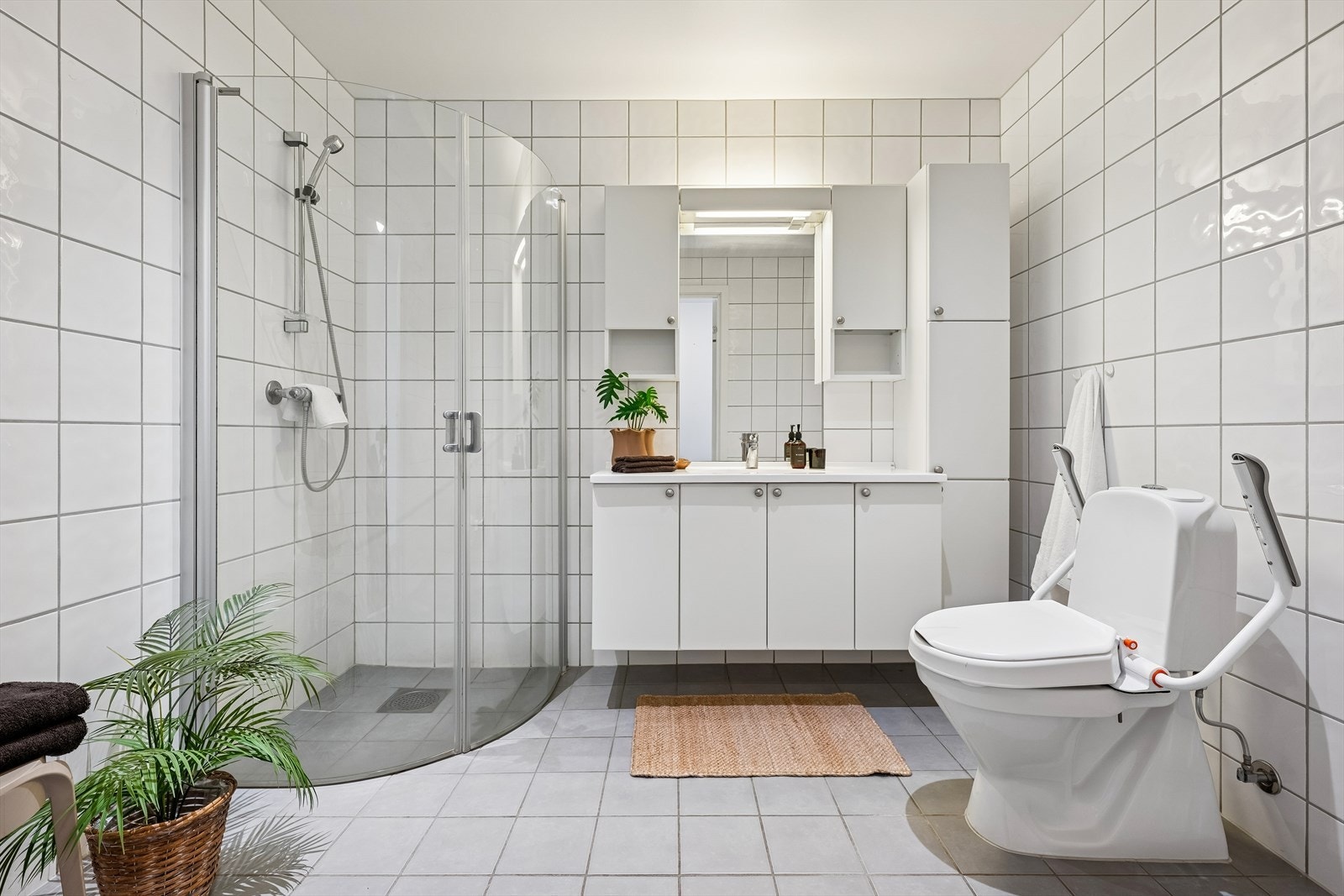 Romslig, helfliset bad med gulvvarme for ekstra komfort. Galleribilde