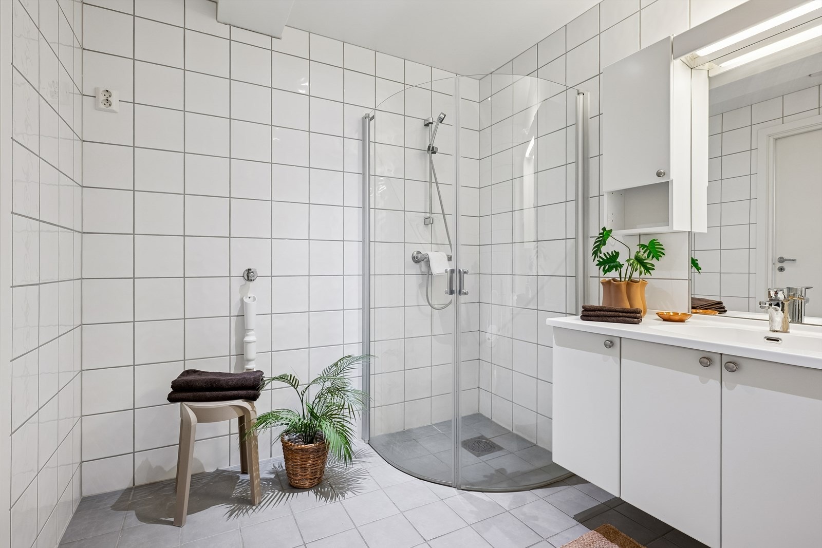 Badet er utstyrt med dusjhjørne med innfellbare vegger og har opplegg for vaskemaskin. Galleribilde