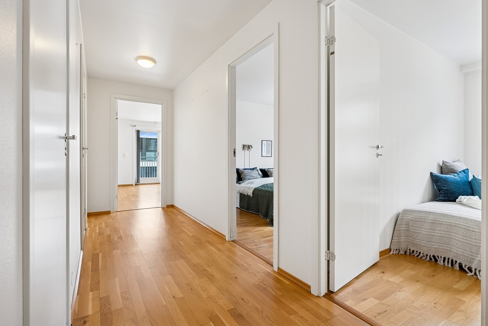 Gangen binder sammen soverommene og badet med leilighetens sosiale soner. Galleribilde