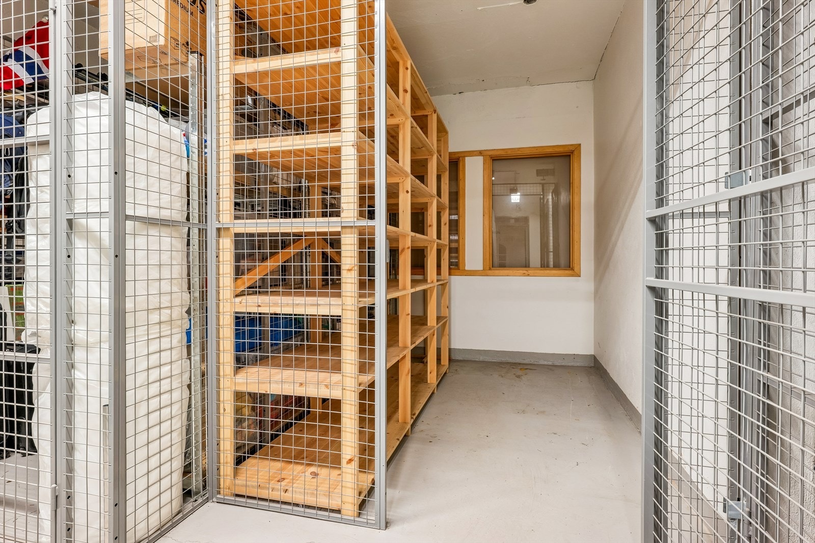 I tillegg medfølger en nettingbod på 5 m² i bygningens underetasje for ekstra lagring. Galleribilde