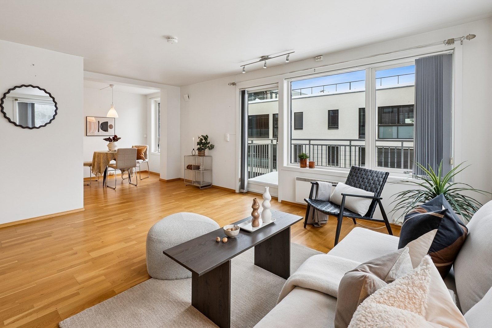 Stuen og kjøkkenet er i en åpen løsning, som gir en sosial og romslig atmosfære. Galleribilde