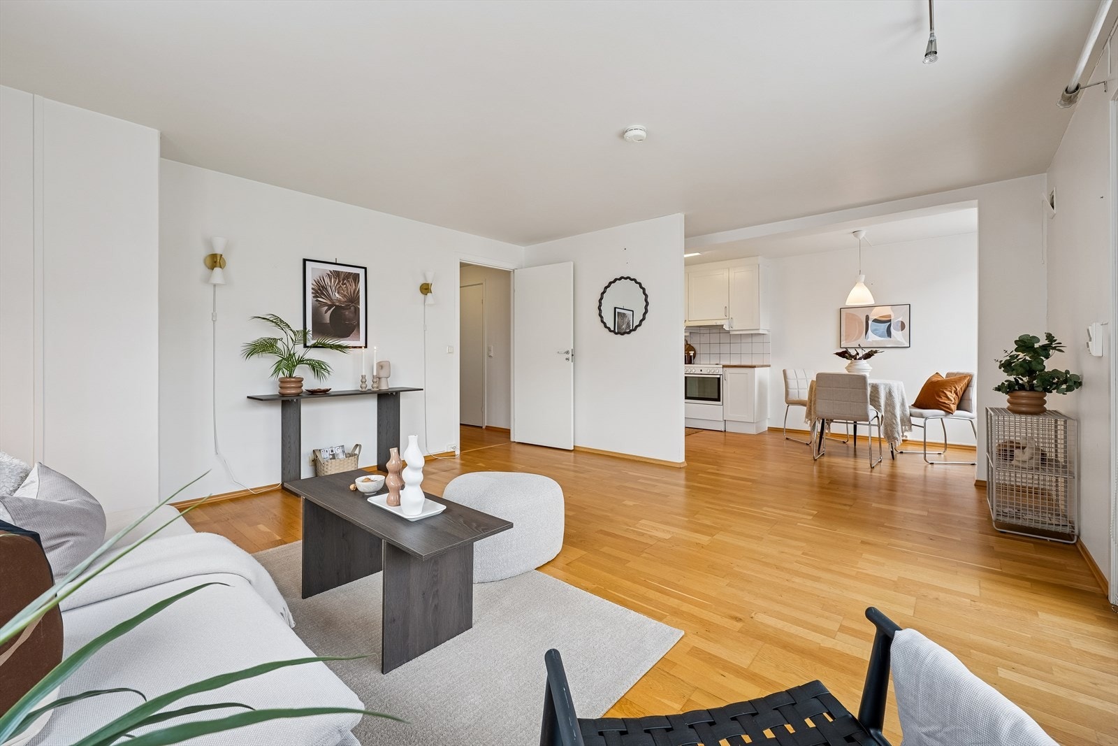 Den åpne planløsningen gir fleksible møbleringsmuligheter for både sofagruppe og spisebord. Galleribilde