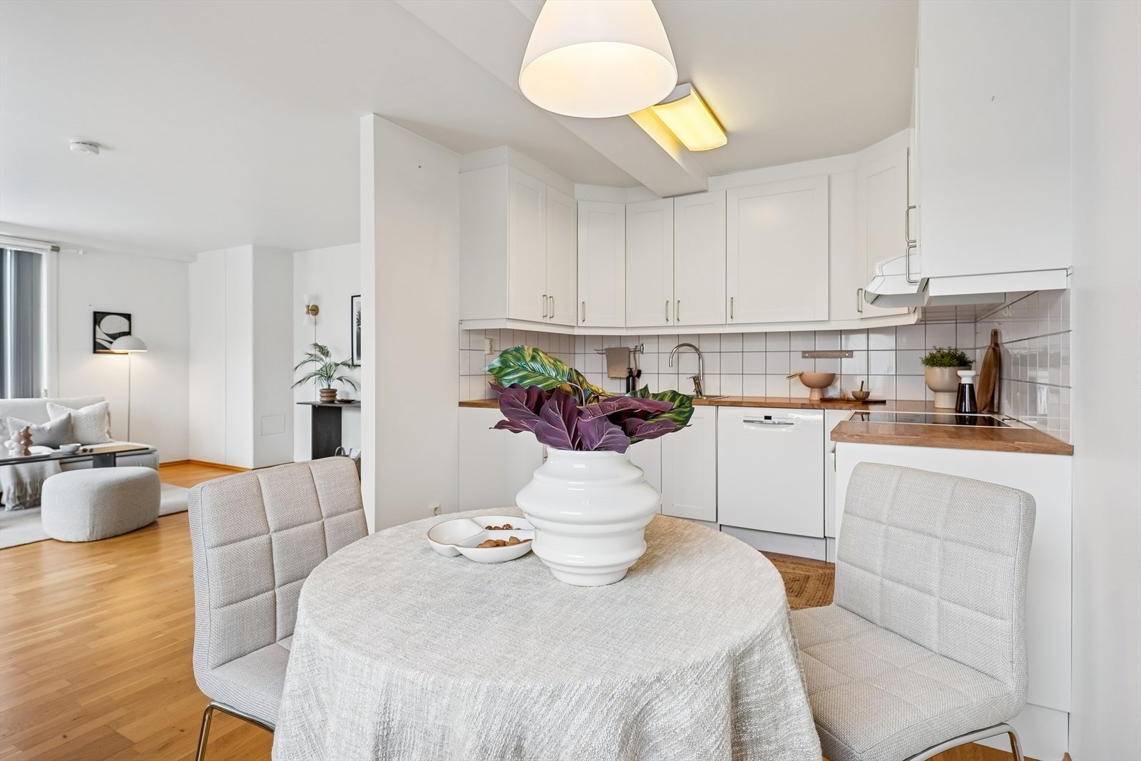 Den åpne løsningen gjør sonen for matlaging og servering både praktisk og sosial. Galleribilde