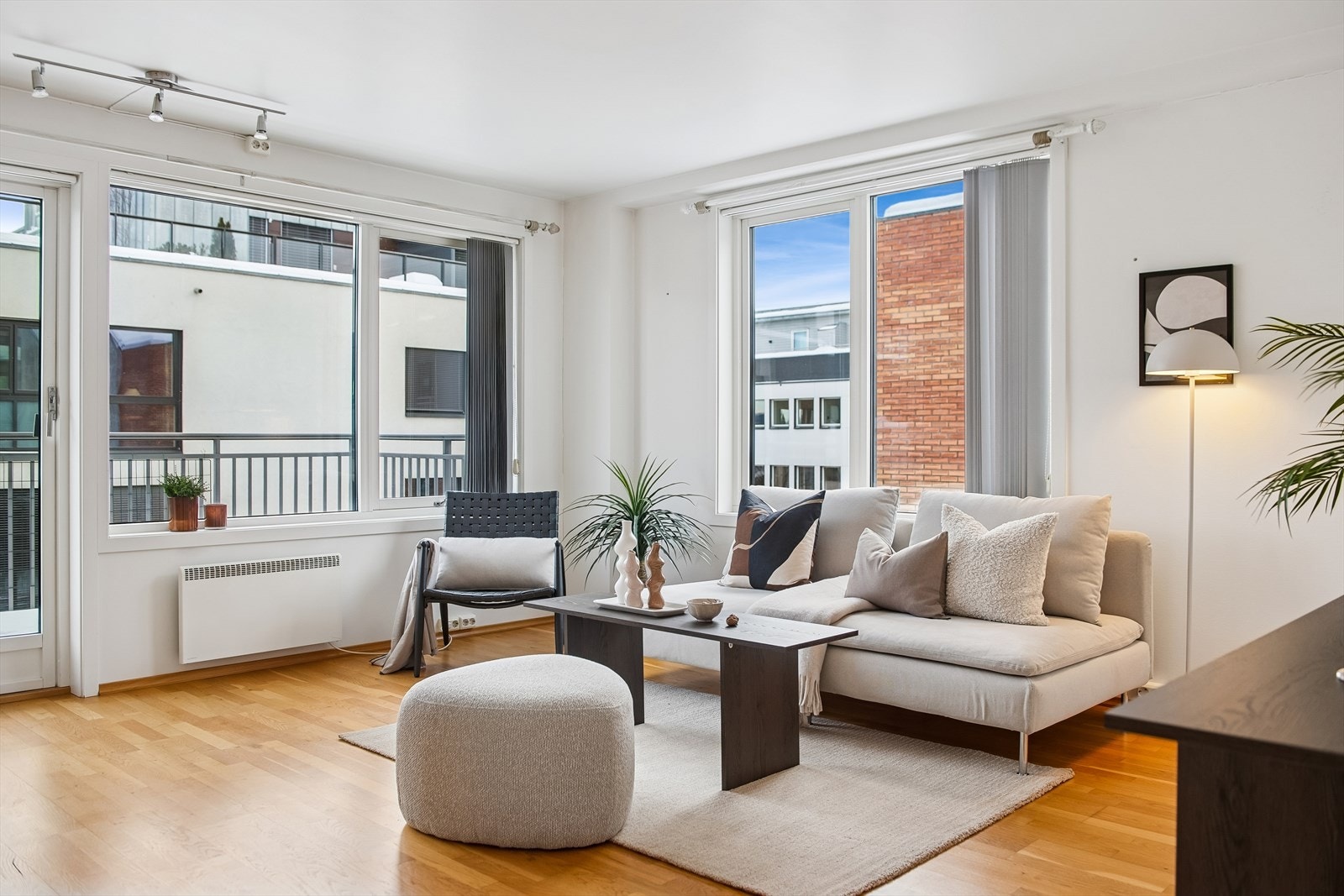 Oppvarming skjer hovedsakelig med panelovner, som gir en jevn og behagelig temperatur. Galleribilde