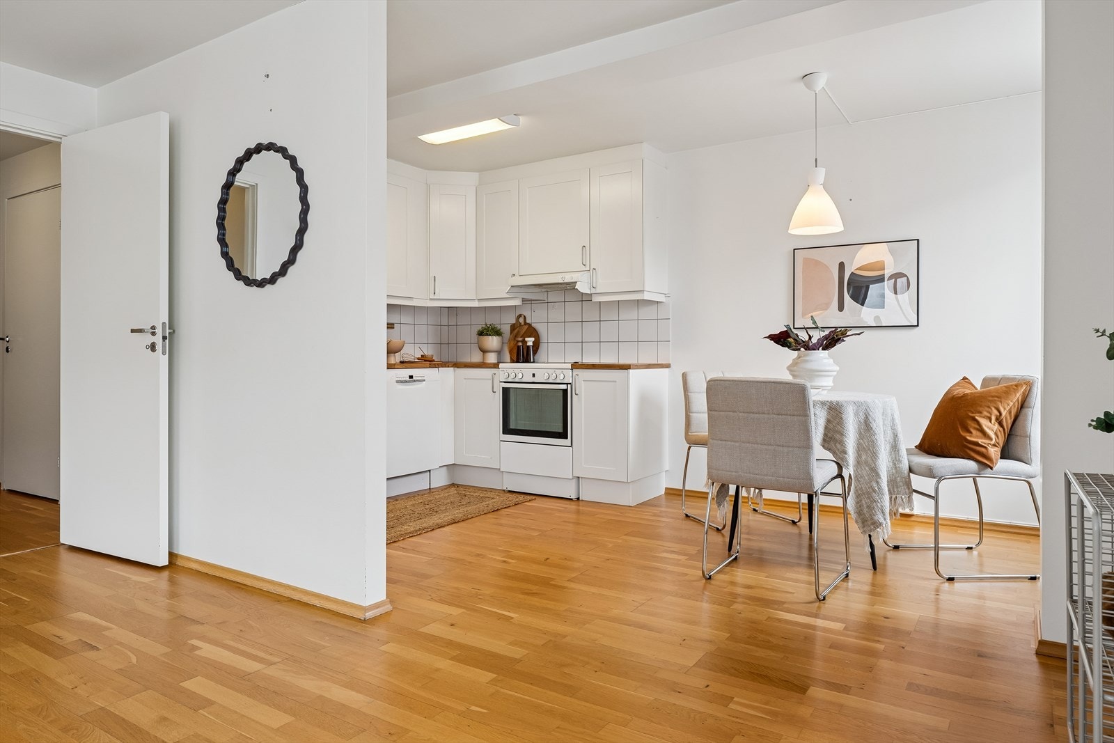 I tilknytning til kjøkkenet er det en naturlig plass for en hyggelig spisesone. Galleribilde