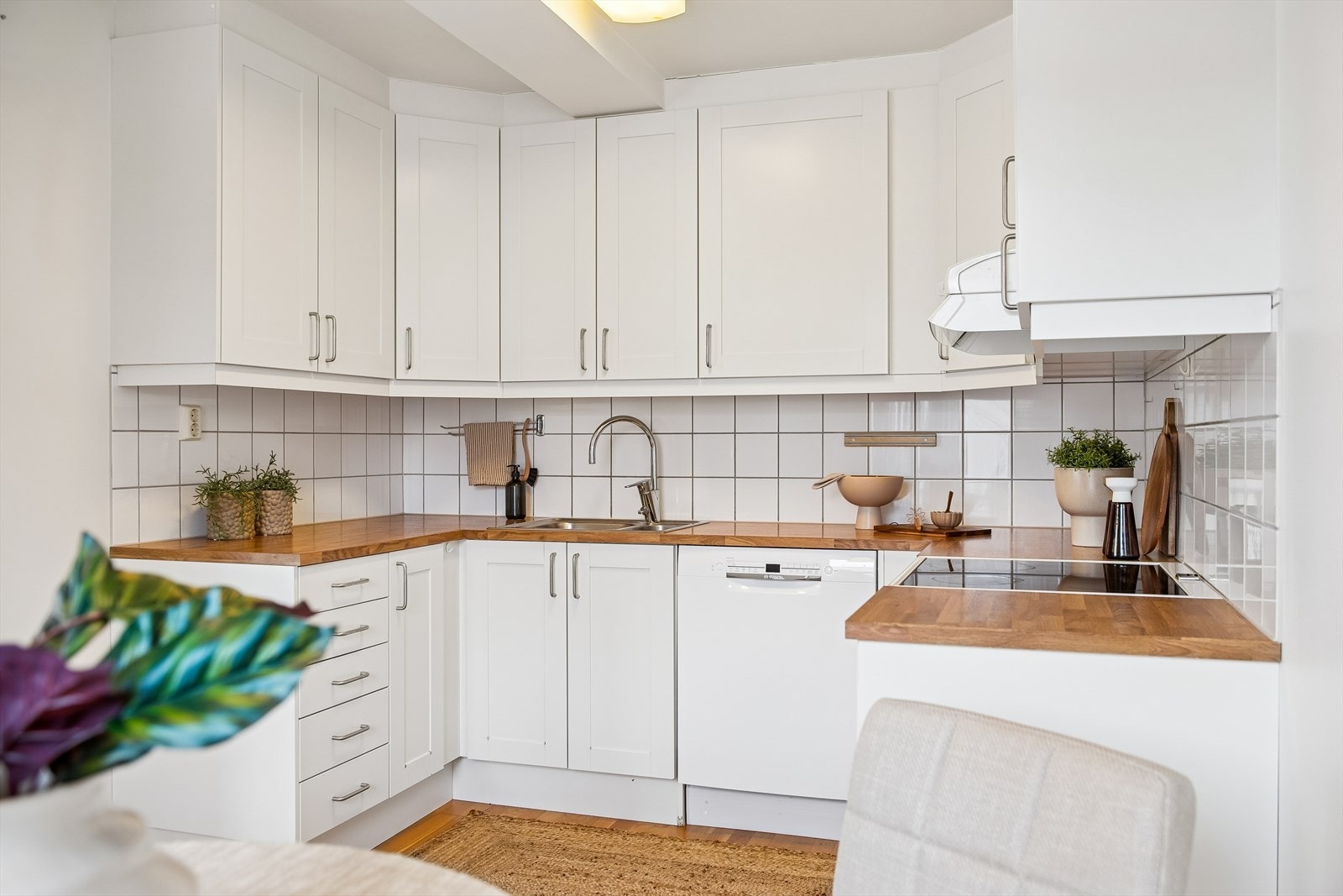 Det er tilrettelagt for frittstående komfyr, kjøleskap og oppvaskmaskin. Galleribilde