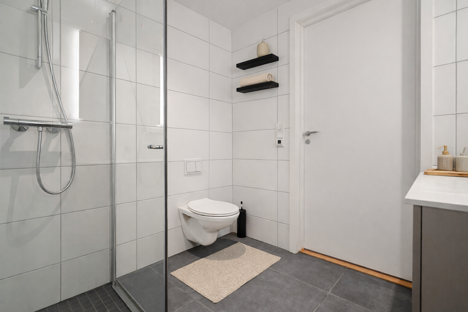 Lekkert og moderne bad på 5 kvadratmeter. Illustrasjonsbilde - rommet er digitalt møblert. Galleribilde