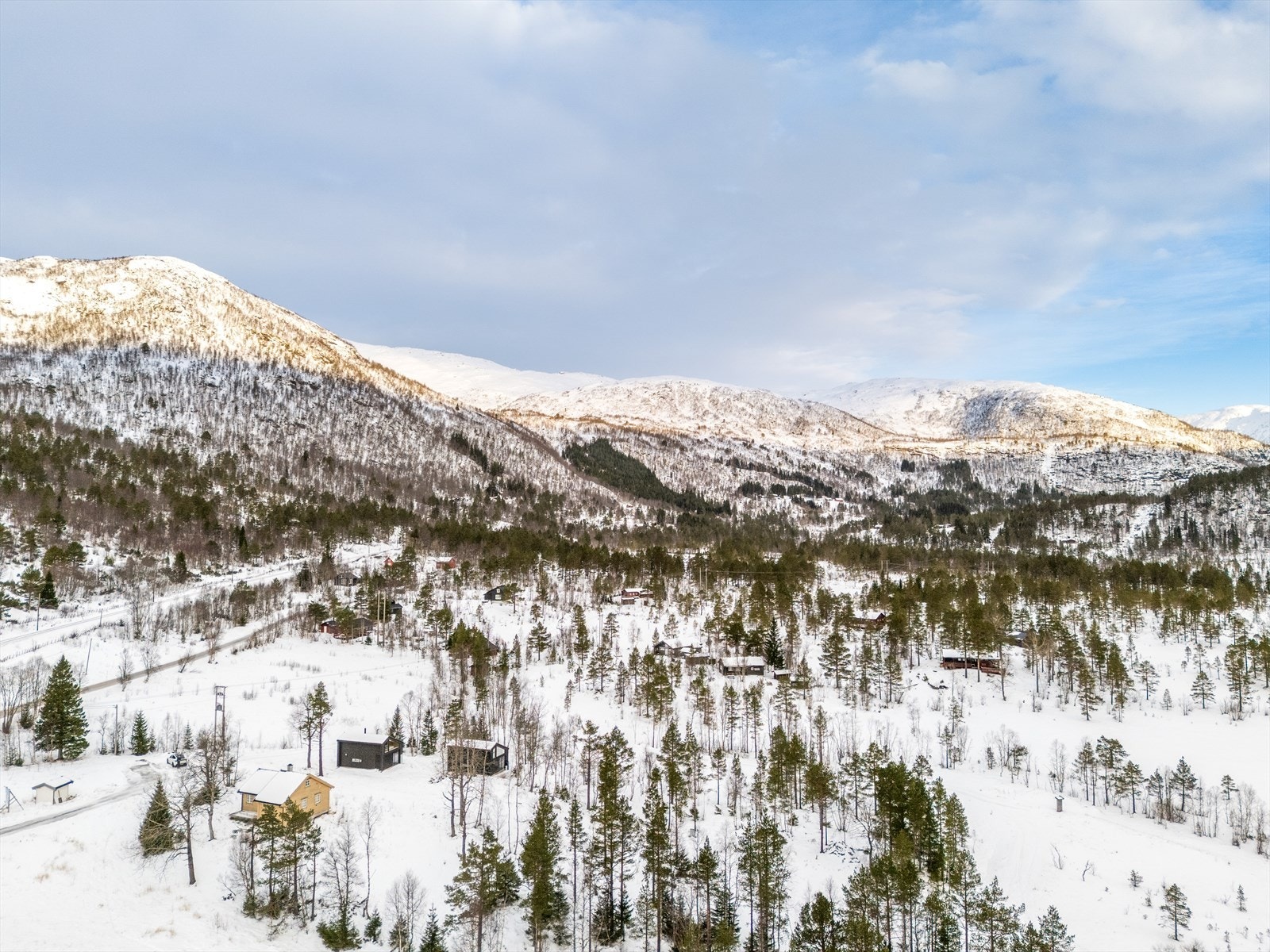 Det finnes uendelig med turmuligheter i området; alt fra viddelandskapet mot Grindafletene til de ville og spektakulære toppene langs Raundalen. Galleribilde
