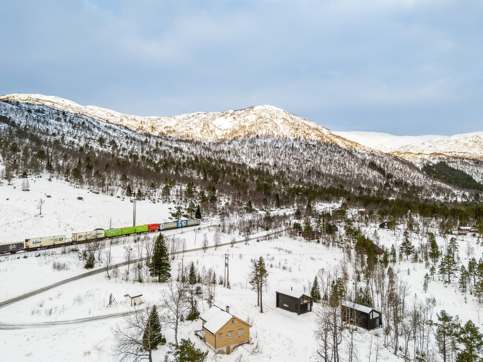 Hytta ligger ca. 3 km fra Mjølfjell stasjon. Galleribilde