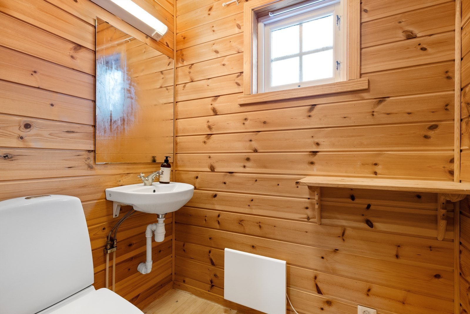 Det har toalett og servant. Galleribilde